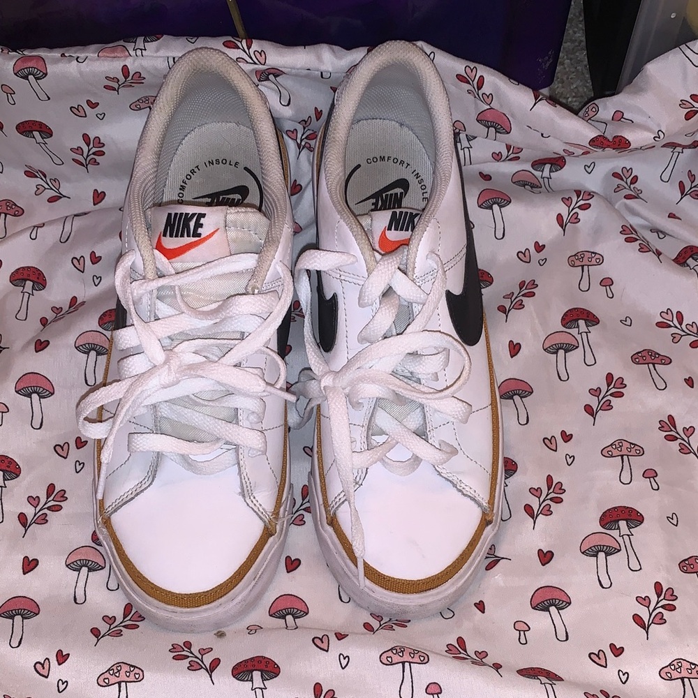 Nike Kids White and Gold Sneakers